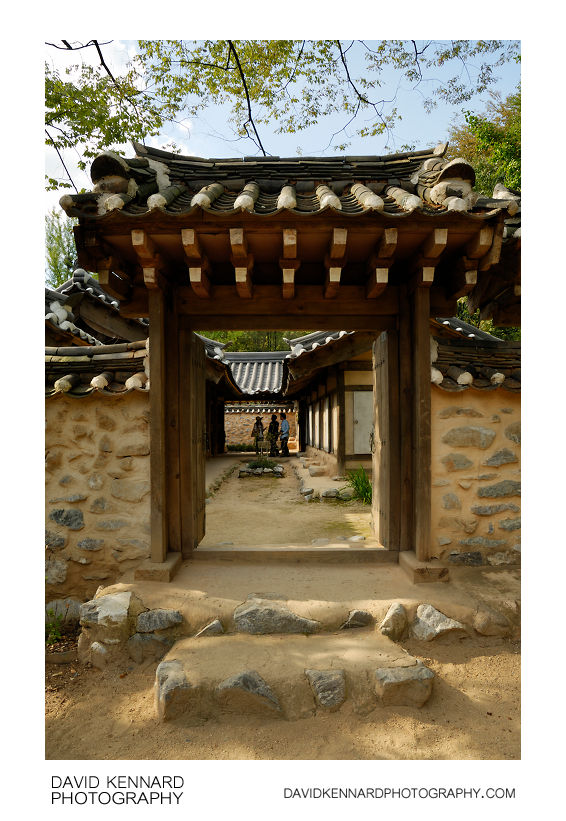 Side gate to Nae Ja-won