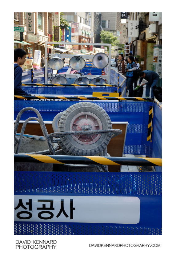 Construction barriers on Insadong-gil
