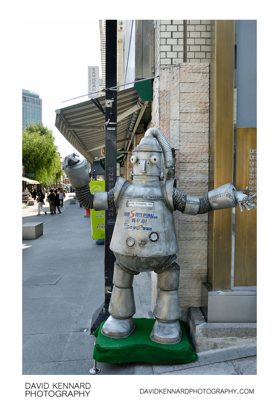 Robot sculpture on Insadong-gil