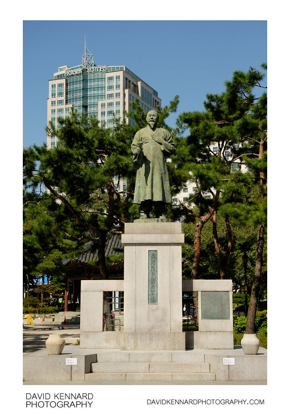 "Uiam" Son Byeong-Hui statue, Tapgol Park