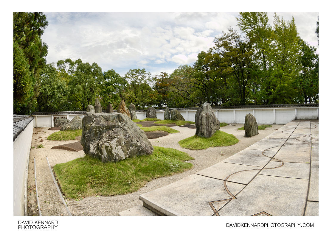 Shusekitei rock garden, Hokoku Shrine