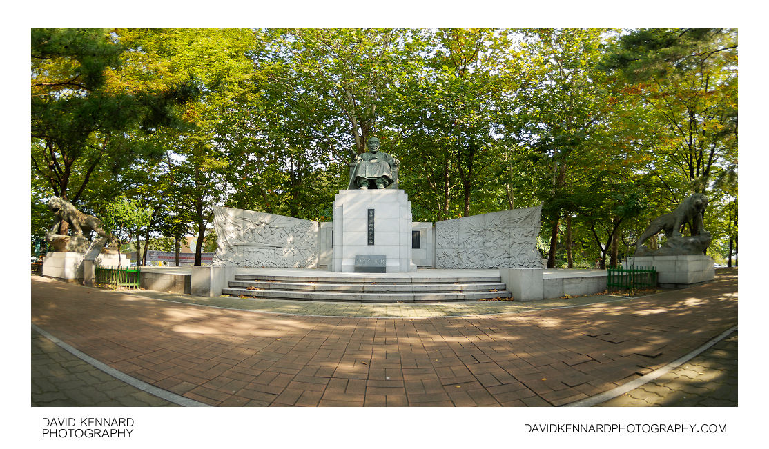 Seongjae Lee Si-Yeong Statue