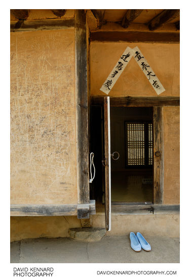 Late Joseon era Korean house doorway