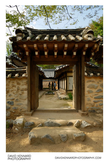 Side gate to Nae Ja-won