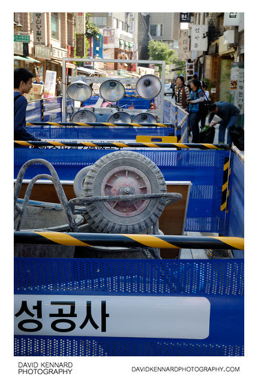 Construction barriers on Insadong-gil