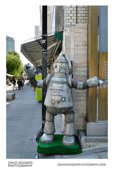 Robot sculpture on Insadong-gil