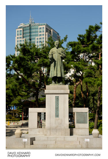 "Uiam" Son Byeong-Hui statue, Tapgol Park