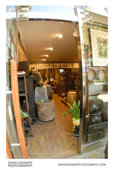 Hareubang antiques shop, Waryong-dong