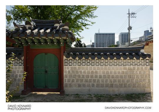 Gate and wall, Changdeokgung palace