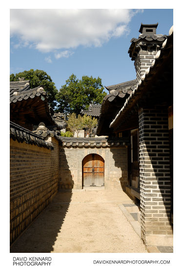 Passageway and door, Nakseonjae complex