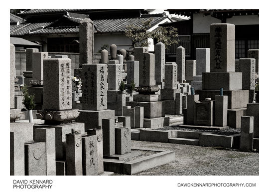 Gravestones in Sainenji