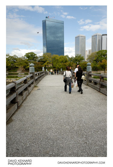 Gokuraku-bashi and the Crystal Tower