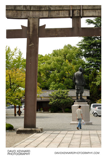 Torii & Hideyoshi statue at Hokoku Shrine, Osaka
