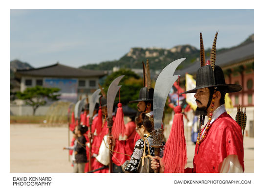 Guards and tourists outside Gyeongbokgung