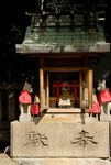 Small shrine and Kitsune at Namba Yasaka Jinja