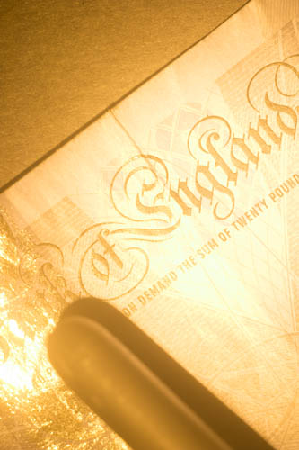 Reflected UV photo of a British £20 bank note lit using Convoy S2+ Nicha 365nm UV torch with glass protector removed