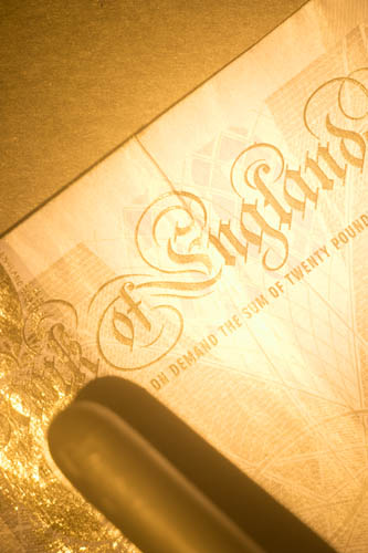 Reflected UV photo of a British £20 bank note lit using Convoy S2+ Nicha 365nm UV torch with glass protector in place