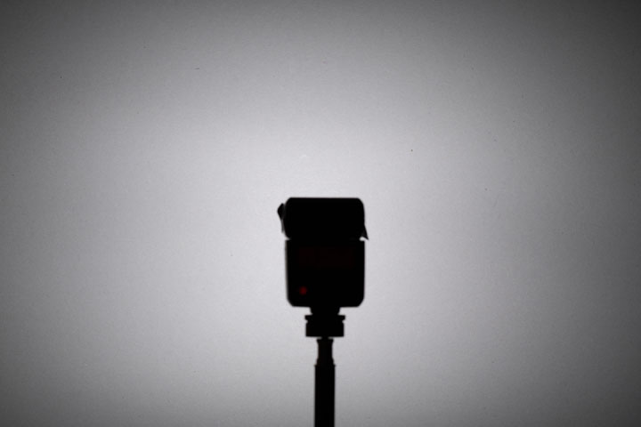 Photo showing light spread / distribution from full spectrum modified Godox TT350 with reversed Fresnel, 1/32 power