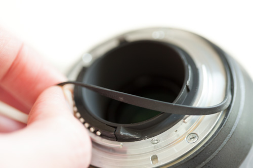 Removing the rubber gasket from the Nikon 70-300mm VR lens