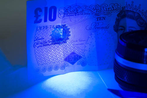 Photo of a British £10 note showing the UV security feature lit by cheap Waterproof Outdoor 380-400nM UV Ultra Violet LED Flashlight Light Torch Lamp